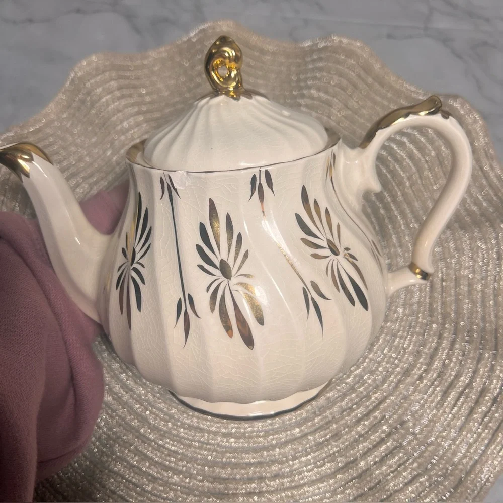 Vintage Sadler England 3147 P2 Teapot Crackle Glaze Gold Trim Cottagecore Chip